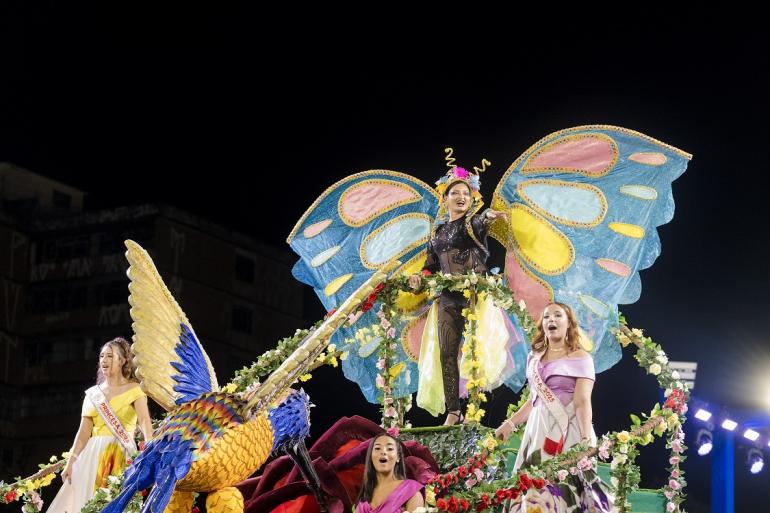Com investimento maior, PBH abre inscrições para as escolas de samba no Carnaval de 2027 Carro alegórico da Escola de Samba Estrela do Vale durante o desfile do Carnaval de Passarela de Belo Horizonte, em 2026. Uma passista fantasiada de borboleta e outras integrantes caracterizadas como princesas do Carnaval compõem a alegoria, que também traz a representação de um beija-flor.