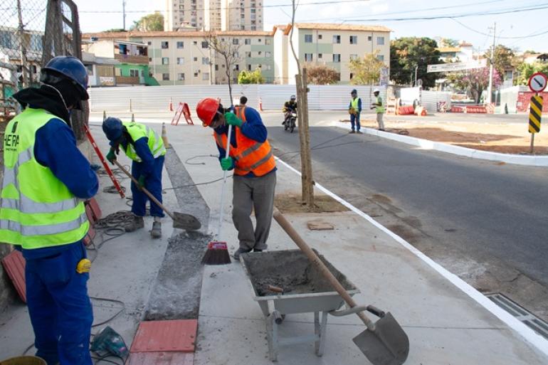 Obras do Programa Perto de Casa avançam na Centralidade Comanches, em Venda Nova Operários trabalham na sequência das obras do Programa Perto de Casa na Centralidade Comanches, em Venda Nova