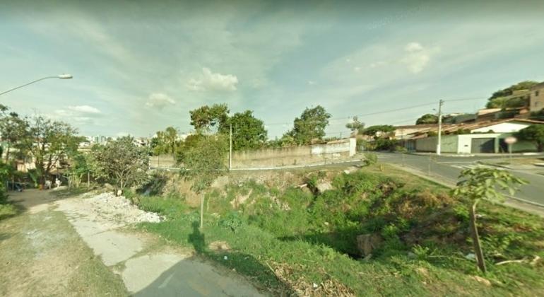 PBH abre licitação para obras de contenção em ruas à margem do córrego Embira PBH abre licitação para obras de contenção em ruas à margem do córrego Embira