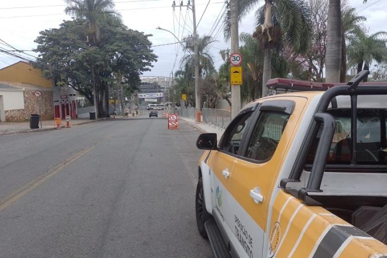 Operação de trânsito e transporte para a corrida “Boníssima Run”, no domingo (9/8), na Orla da Pampulha Imagem mostra carro da BHTrans em trecho onde será realizada a a corrida “Boníssima Run”.