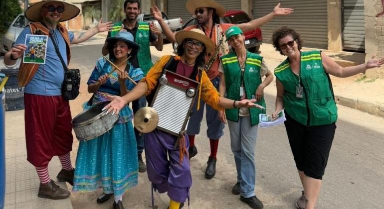 Moradores de áreas de risco são orientados sobre emergência na chuva em cortejo musical