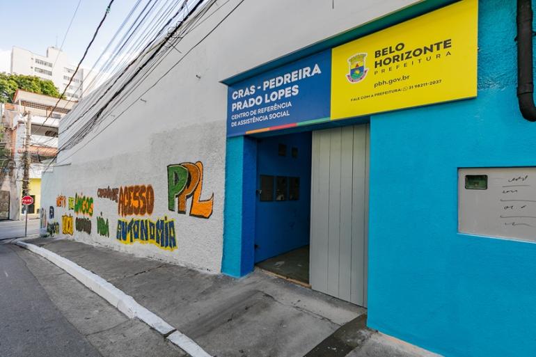 Fachada do novo Cras PPL, com placa de identificação do equipamento público e a marca da PBH.