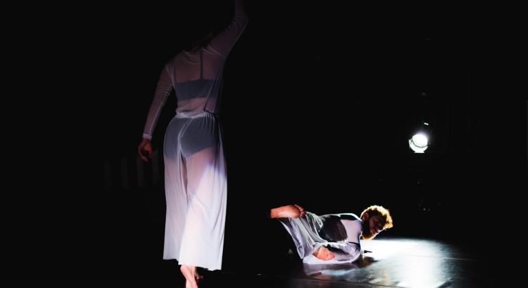 Duo de dança apresenta o espetáculo “Câmara Escura” no Teatro Marília
