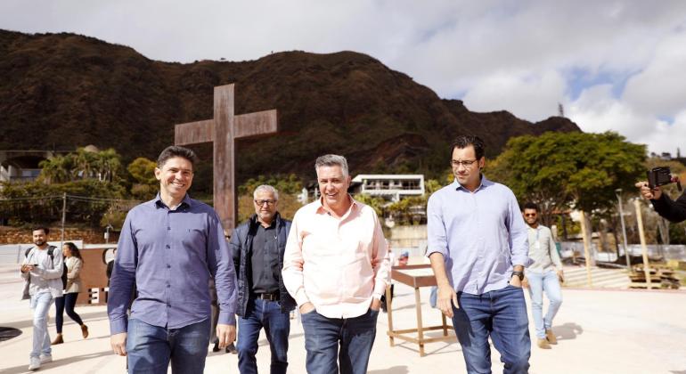 Prefeito Álvaro Damião anuncia reabertura parcial da Praça do Papa durante visita a obras