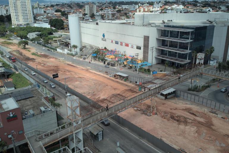 Obras da Trincheira da Cristiano Machado entram em nova fase, com mudança em passarela para pedestres Obra na trincheira da Cristiano Machado, com a estrutura da passarela, e circulação de veículos
