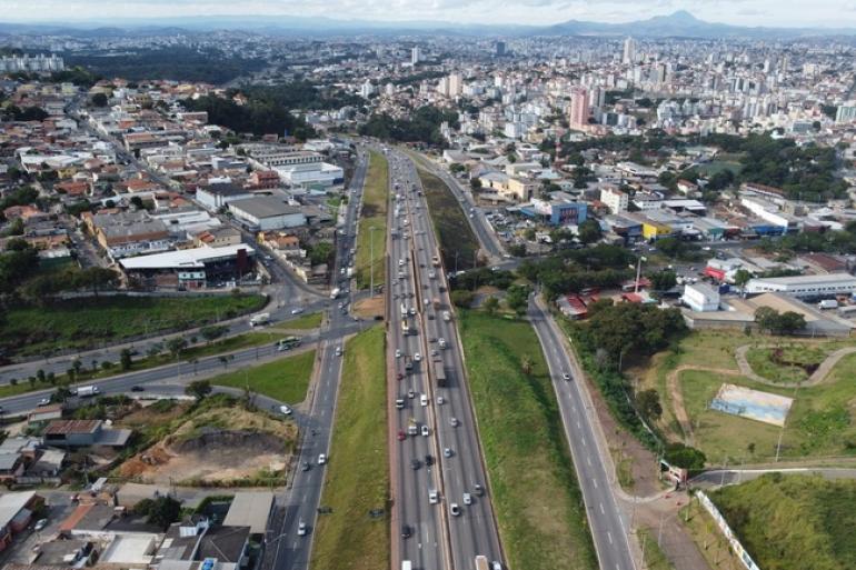 Imagem mostra trecho do Novo Anel com a cidade ao fundo.