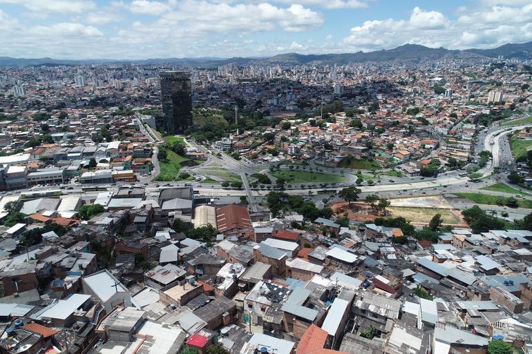 vista aérea panorâmica mostra o contraste urbano na região do bairro Cachoeirinha.