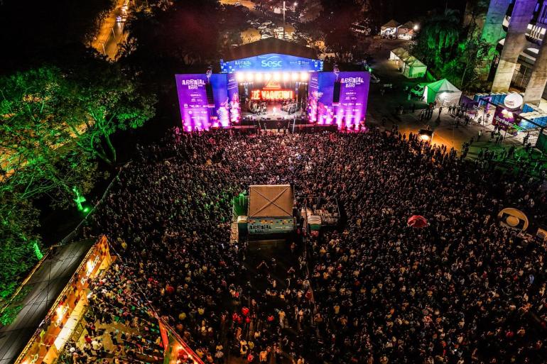 Multidão participa de show de frente ao palco do Arraial de Belô