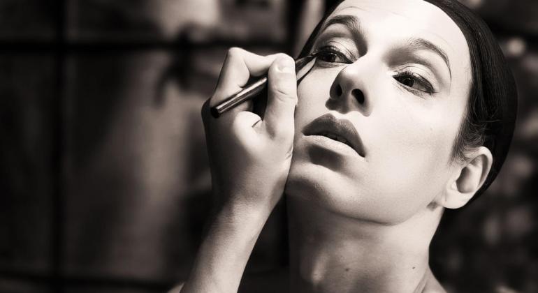 Peça gratuita “O que terá acontecido a Dolly Piercing?” chega ao Teatro Marília 