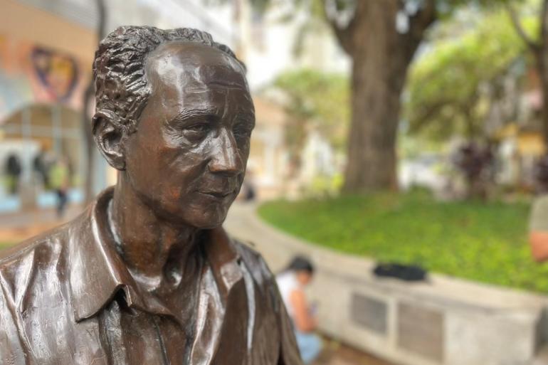 Roberto Drummond volta à Savassi: PBH entrega estátua, restaurada após ato de vandalismo