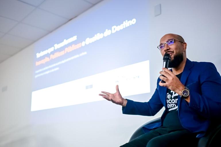 Belotur apresenta boas práticas de BH em evento de turismo territorial no Espírito Santo Márcio Ribeiro, gerente de Inovação Turística da Belotur, em apresentação durante o evento "O Turismo no Centro: Transformando Espaços, Conectando Pessoas”, em Vitória-ES.