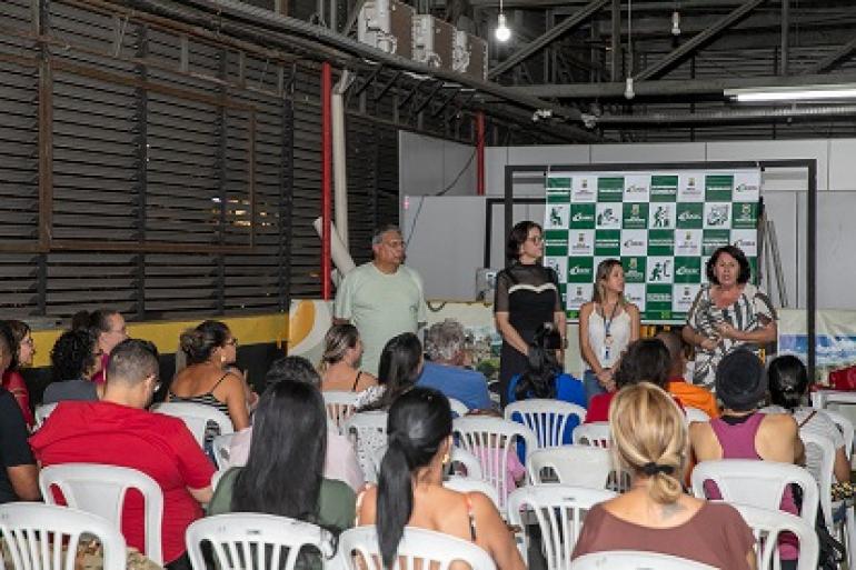 Política pública da Economia Solidária chega à Feira dos Produtores, na região Nordeste Imagem mostra uma sala com várias pessoas de costas assistindo a uma aula. Há três pessoas de pé e uma assentada. Todas estão em frente a um banner.