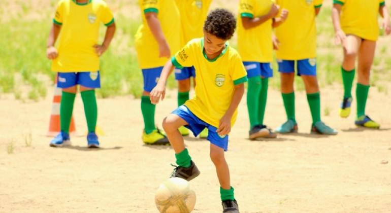 Seleções do Futuro abre inscrições para aulas gratuitas de futebol de campo a crianças e adolescentes