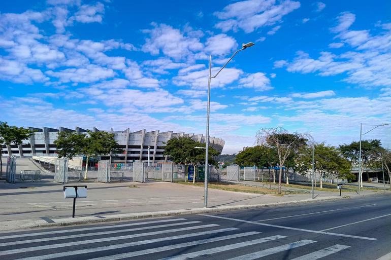 Operação de trânsito e transporte para o show Henrique e Juliano, neste sábado (18) Estádio Minerão ao fundo, céu azulado e avenida vazia