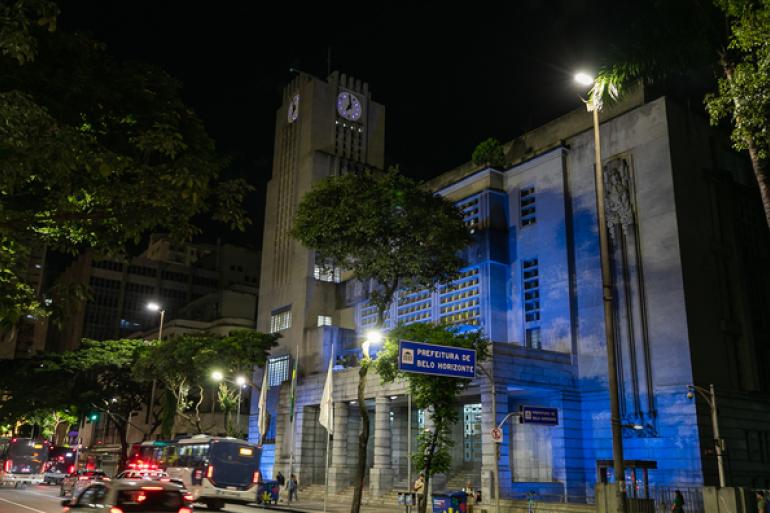 Inconstitucionalidade fundamenta veto ao feriado de Carnaval Prédio da Prefeitura de Belo Horizonte, à noite, iluminado com a cor azul, e carros transitando na rua