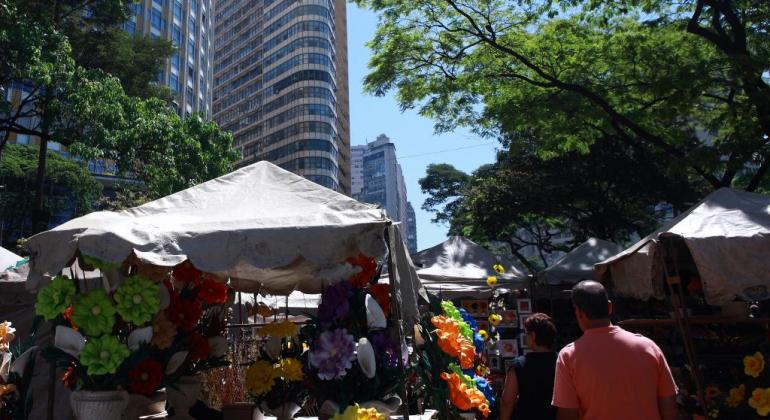 Prefeitura autoriza funcionamento da Feira Hippie até as 15h em dezembro Prefeitura autoriza funcionamento da Feira Hippie até as 15h em dezembro