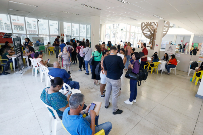 Inscrições abertas para empresas interessadas em participar do Feirão de Empregos da PBH Imagem de sala destinada à espera de pessoas que buscam por vagas de emprego junto à PBH, com cadeiras para acomodações dos interessados e guichês de atendimento.