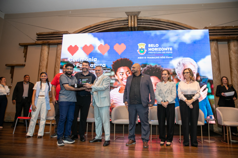 PBH garante inclusão digital e celebra a formatura de mais de 500 alunos em cursos de tecnologia gratuitos PBH garante inclusão digital e celebra a formatura de mais de 500 alunos em cursos de tecnologia gratuitos