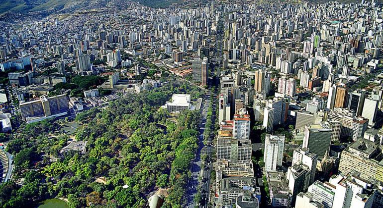 Processos de licenciamento ambiental têm ajudado na preservação e gestão da drenagem urbana em BH Vista aérea de Belo Horizonte
