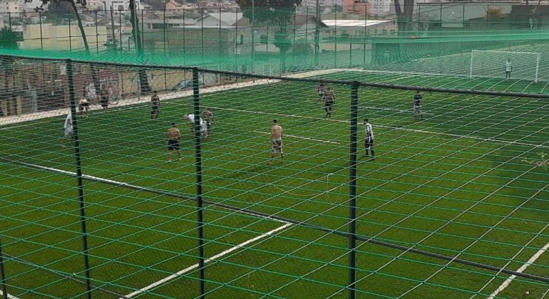 Prefeitura retoma atividades presenciais do Programa Esporte Esperança Quadra de futebol