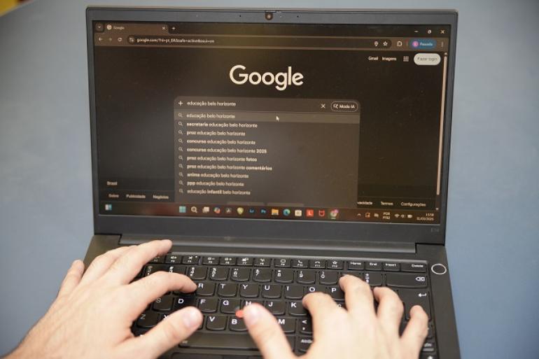 Curso sobre uso ético das ferramentas abre nova etapa da Educação Digital na rede municipal Imagem mostra a tela de um notebook com página de acesso ao Google