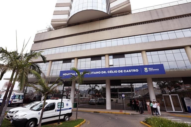 Hospital Célio de Castro registra aumento de 55% nas consultas e amplia acesso da população ao cuidado especializado A imagem mostra a fachada do Hospital Metropolitano Dr. Célio de Castro, de gestão da Prefeitura de Belo Horizonte A foto também apresenta um veículo de transporte de saúde estacionado à esquerda.