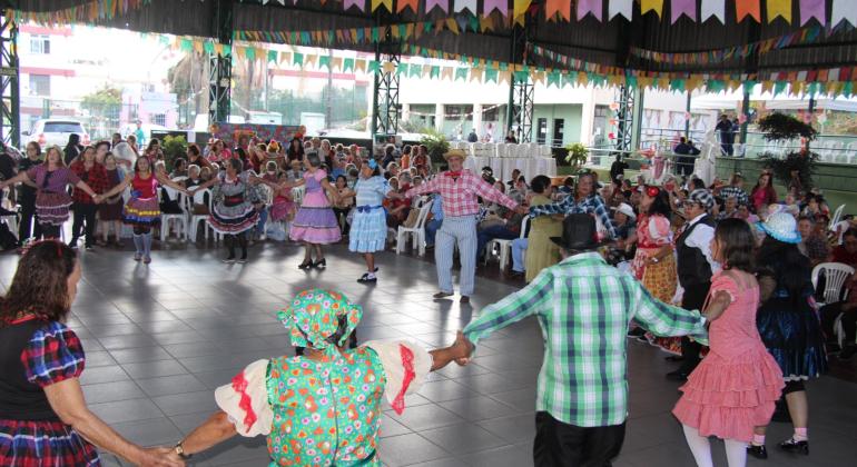 Idosos relembram a infância em festa junina animada no CRPI Caiçaras