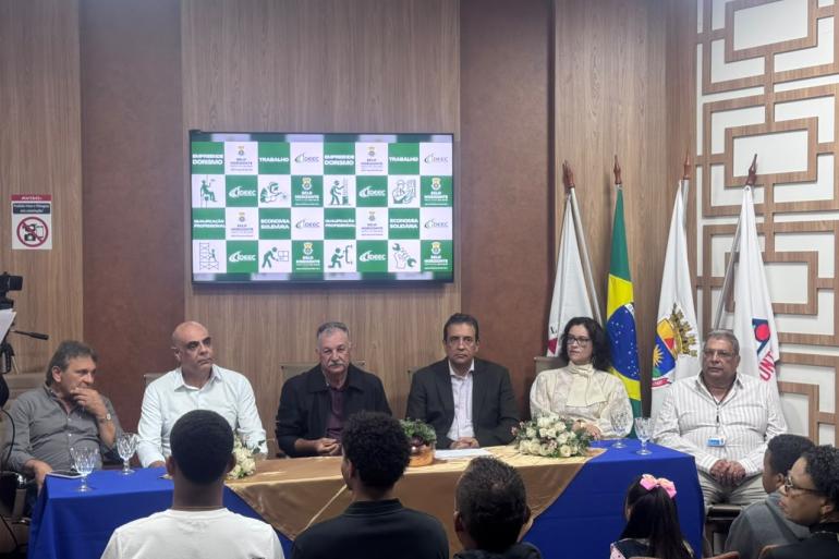 Mesa formada com autoridades presentes à cerimônia
