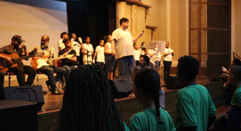 Estudantes da rede municipal apresentam Cantata da Primavera nesta segunda (24) 