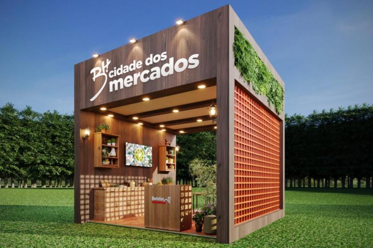 Arte de um quiosque com o nome de BH Cidade dos Mercados, em formato cúbico, de cor marrom e vazado em duas paredes, com uma parede fechada de tijolinhhos e outra com pórtico de madeira. O quiosque está localizado em um gramado, cercado de árvores e com um céu azul na moldura.
