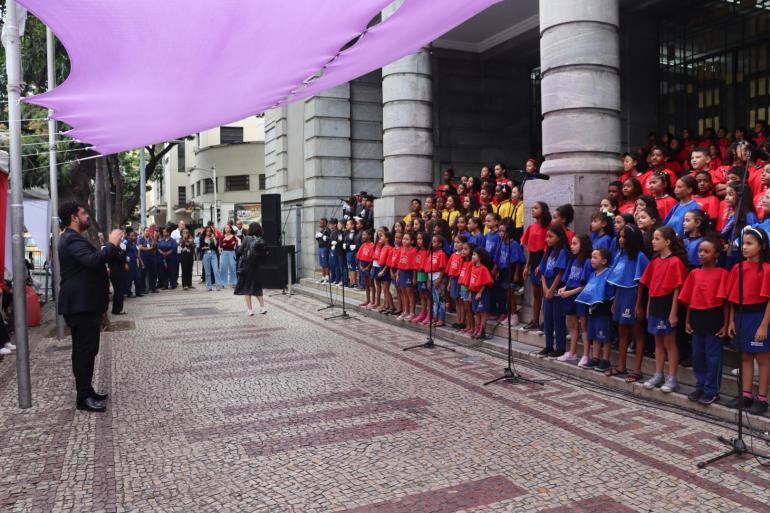 Cantata de Natal na escadaria da PBH fecha programação da Semana da Educação 