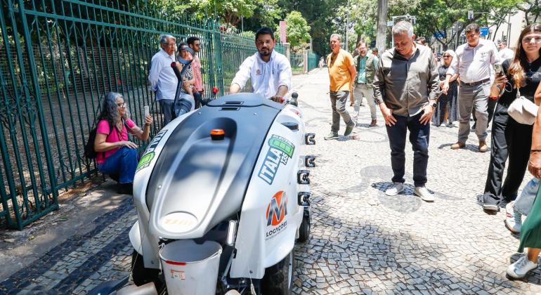 Prefeitura de BH testa varredeira elétrica para limpeza de praças e calçadas