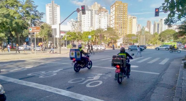 BH conta com mais de 500 motoboxes, para reduzir riscos de acidentes com motos Duas motos em um motobox em avenida de BH