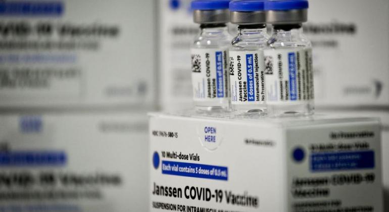 Prefeitura convoca pessoas de 50 e 41 anos para segunda dose da vacina da Janssen Frascos da vacina da Janssen
