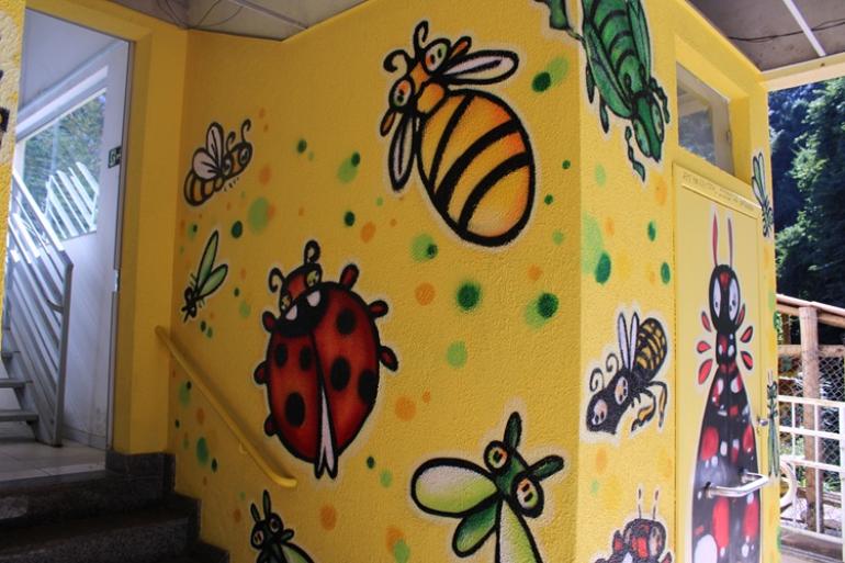 Edição especial do Ambiente em Foco Virtual dá boas-vindas à primavera com palestra sobre controle biológico Parede da Biofábrica pintada de amarelo com imagens das joaninhas coloridas
