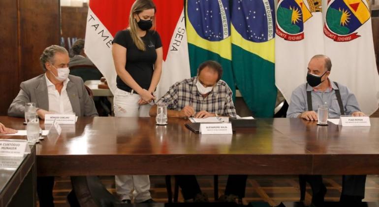 PBH assina aprovação de planta de construção da Arena MRV PBH assina aprovação de planta de construção da Arena MRV