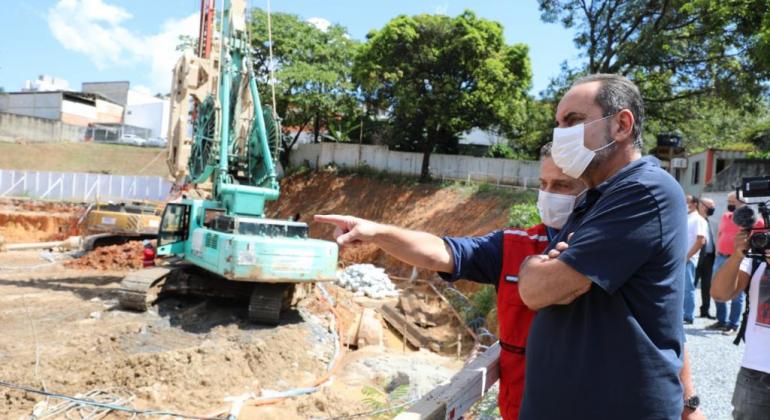 Prefeito Alexandre Kalil e superintendente da Sudecap, Henrique Castilho, visitam obras da Vilarinho