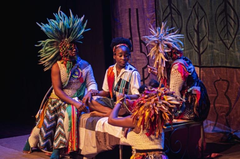 Teatros Marília e Francisco Nunes recebem atrações do “Palco Giratório” Quatro atores de teatro encenam com figurinos característicos e adereços nas cabeças