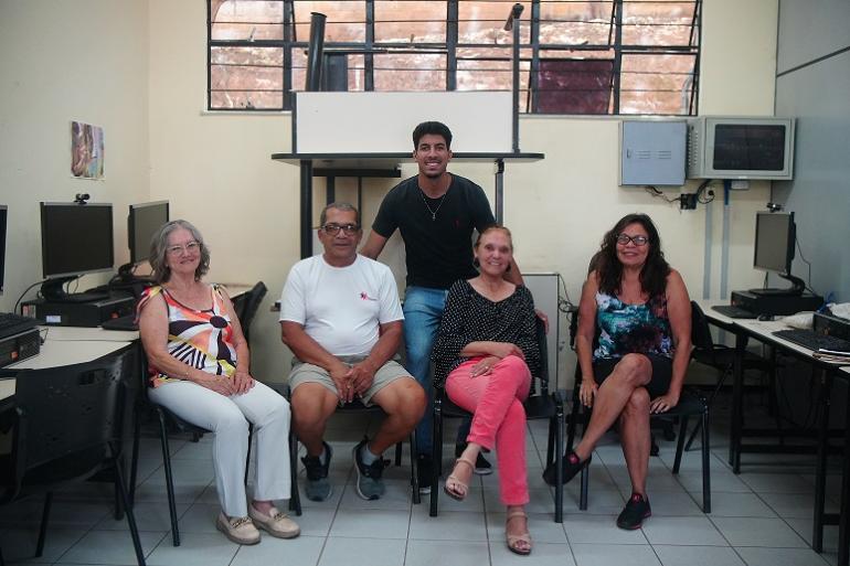 Programa de Inclusão Digital da PBH supera 2,8 mil certificados emitidos para idosos na imagem, professor dos cursos de inclusão digital da prefeitura junto a alunos do telecentro no Centro de Referência da Pessoa Idosa - Caiçara.