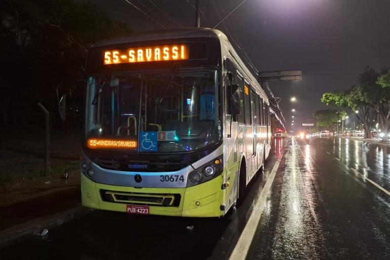 Evento “Histórias” terá linha especial de ônibus para o Mineirão neste sábado (12) Imagem de ônibus da linha especial 55, com letreiro indicando a Savassi como referência, parado à noite próximo ao Mineirão