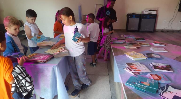 Prefeitura entrega novos livros de literatura infantil e infantojuvenil para as escolas municipais de BH Prefeitura entrega novos livros de literatura infantil e infantojuvenil para as escolas municipais de BH