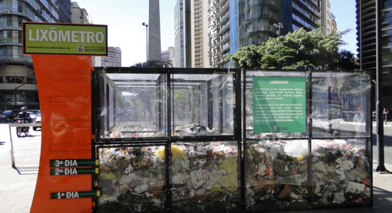 Lixômetro na Praça Sete convida a população a contribuir com a limpeza da cidade