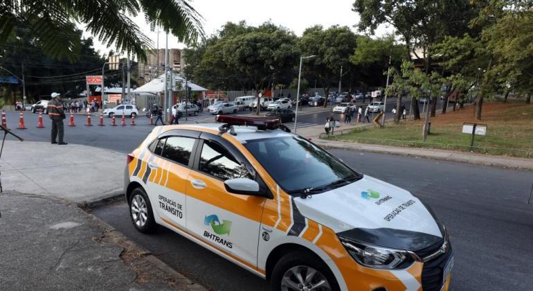 Operação de trânsito para a Corrida Santo Antônio, na Rua Padre Pedro Pinto, neste domingo (8)