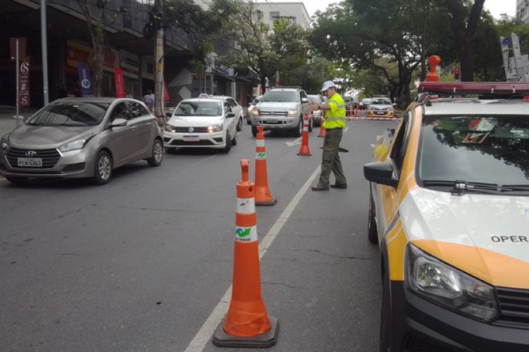 Operação de trânsito para a 3ª Parada Negra LGBTQIAPN+ de Belo Horizonte Viatura da BHTRANS parada em uma via interditada com alguns cones de trânsito enquanto agente da BHTRANS orientar motoristas