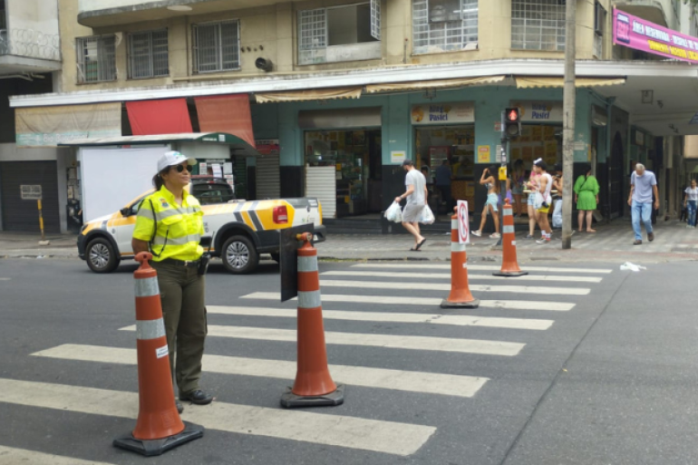 BHTrans realiza operações de trânsito para eventos na capital neste final de semana Agente da BHTRANS monitora trânsito interditado em via com cones distribuídos em um faixa de pedestre