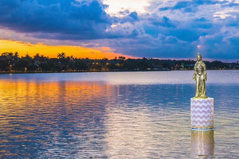 Chancelas da UNESCO em BH são tema do “Expedições do Patrimônio” Imagem panorâmica da Lagoa da Pampulha, no fim da tarde, e monumento à Iemanjá ao lado direito