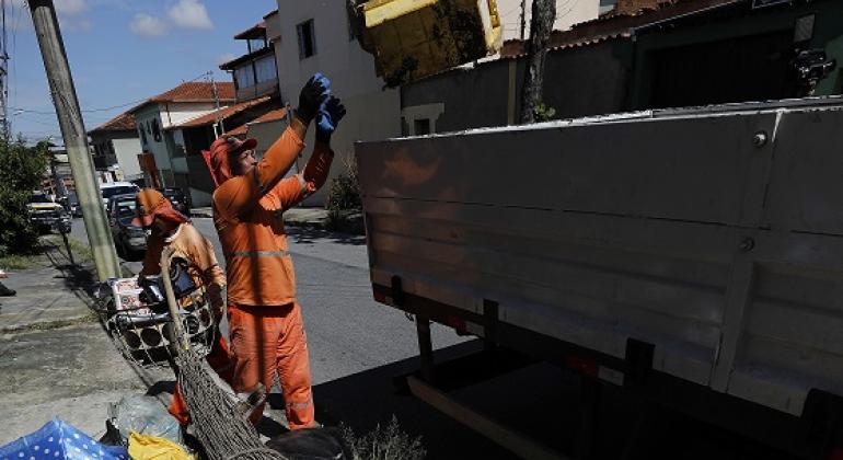 Mutirão de limpeza combate Aedes aegypti na região Leste