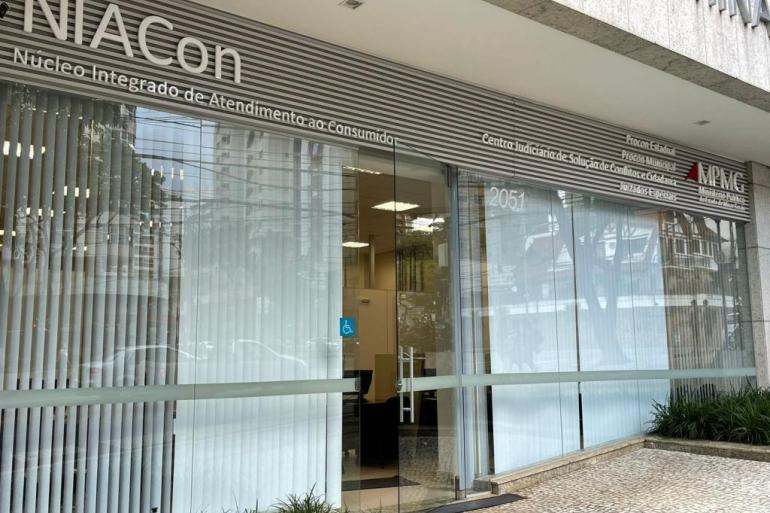 Programa do Procon BH auxilia superendividados com renegociação e educação financeira Fachada de vidro do Núcleo Integrado de Atendimento ao Consumidor, o NIACon.