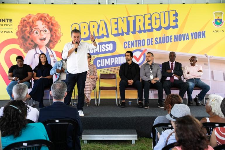 Prefeito Álvaro Damião discursa na inauguração do Centro de Saúde Nova York, com painel de Obra Entregue ao fundo