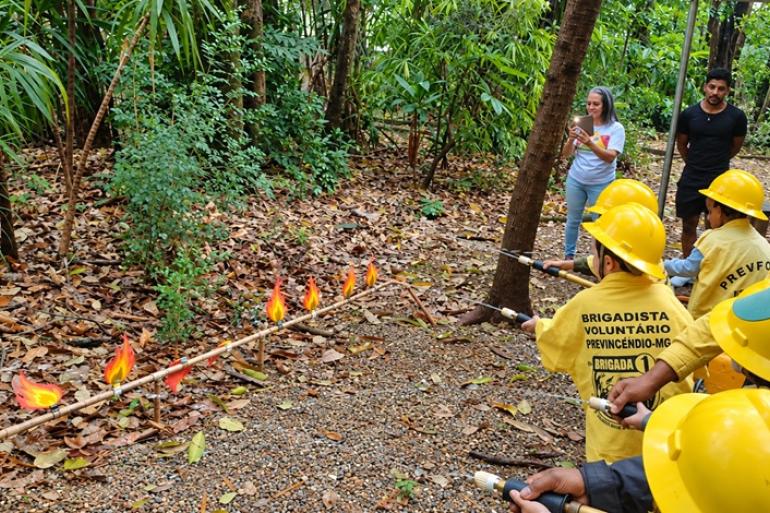 Mês das Crianças tem programação especial de educação ambiental em vários espaços de BH Crianças com uniformes amarelos de brigadistas participam de atividade lúdica de combate ao fogo, sob supervisão de educadores ambientais e profissionais.